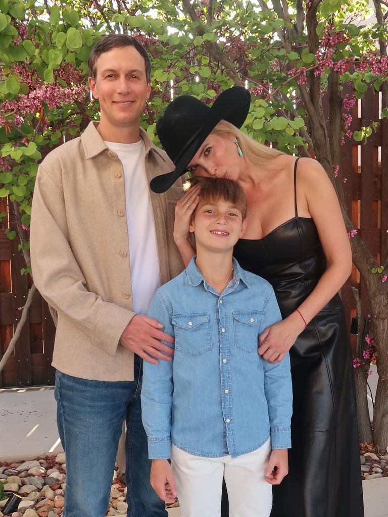 Ivanka compartió lindas fotos familiares junto a su esposo0 e hijos.