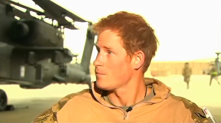 El momento en el que Harry escucha una alerta sobre una posible amenaza de seguridad durante una entrevista