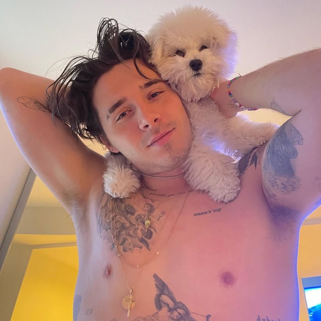 Brooklyn cubrió la palabra 'Mama's boy' con unas flores.