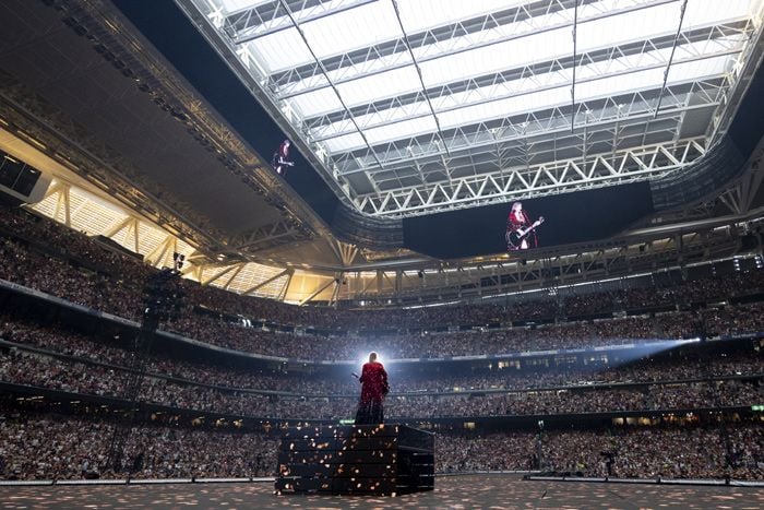 Los seguidores hicieron cola a las puertas del Bernabéu durante días para ver a Taylor Swift