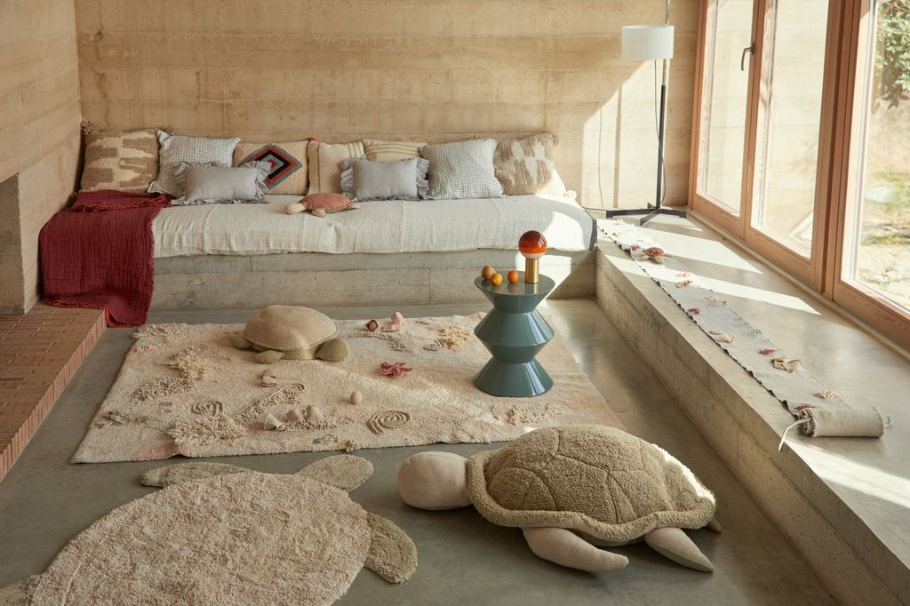 Sala con textiles para poder jugar en el suelo si se desea o saltar en la zona de colchoneta