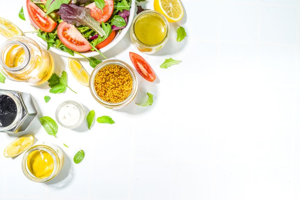 ensalada y distintos aliños