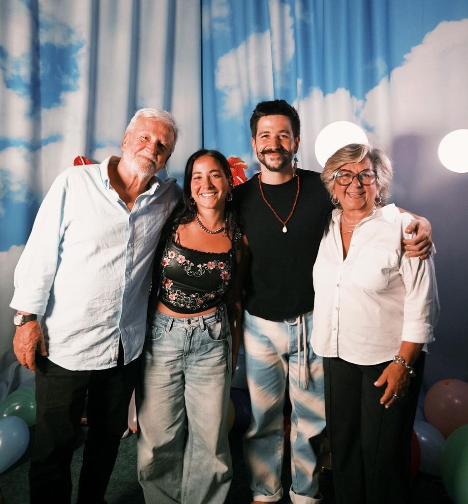 Camilo, sus papás y su hermana