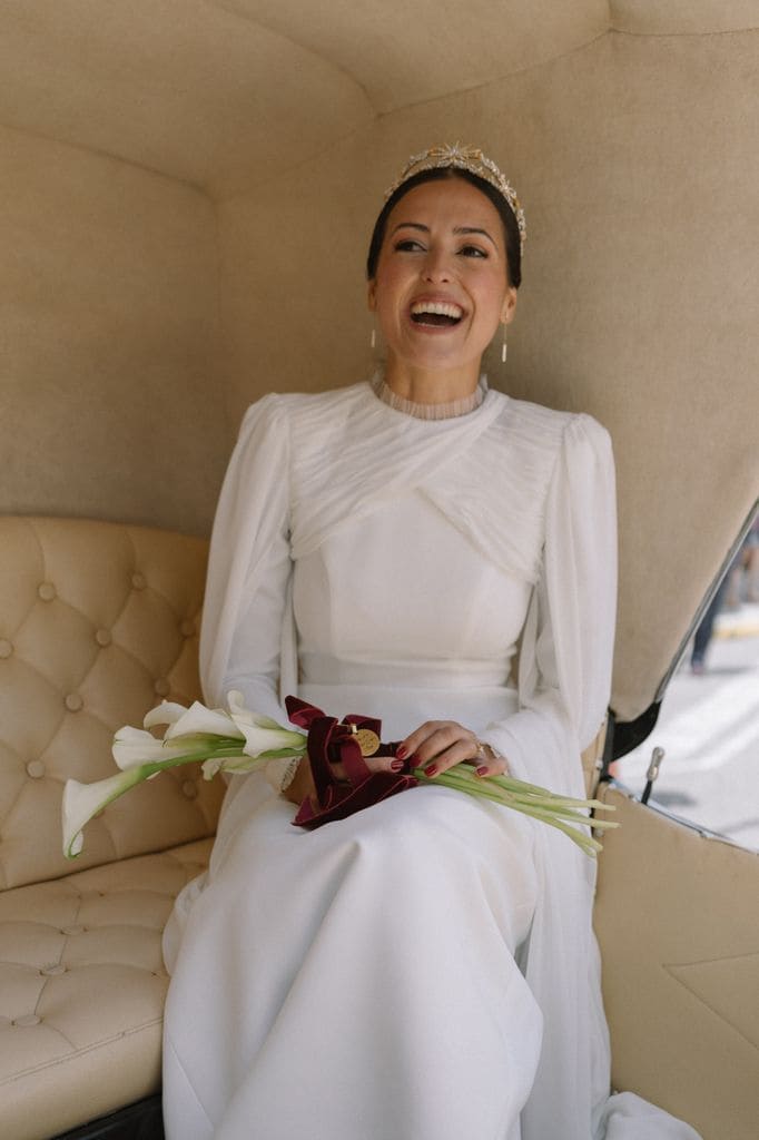 Vestido de novia viral con capa desmontable y tiara de estrellas