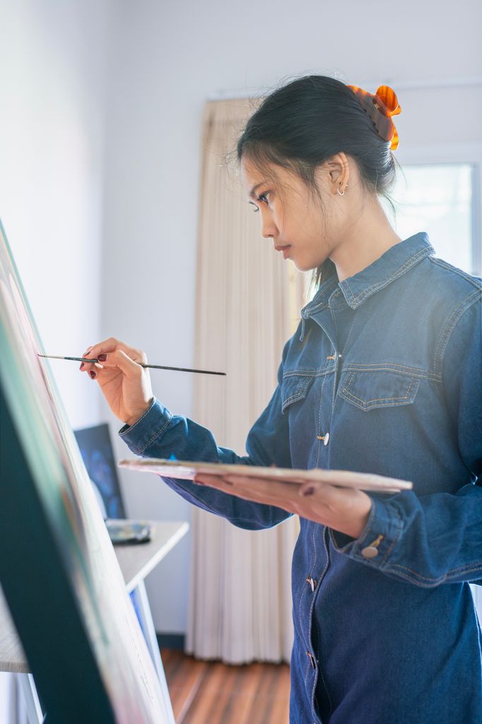 chica pintando un cuadro