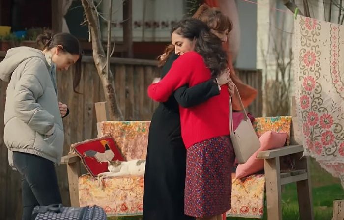 Gönül se despide de Sengül y le da las llaves del restaurante en 'Hermanos'