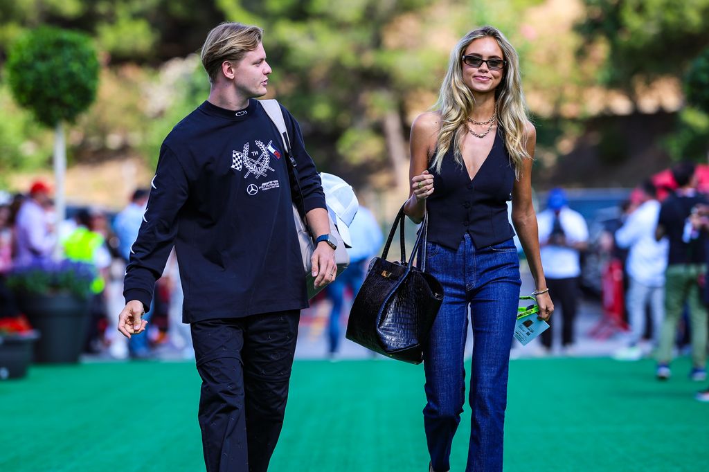 Mick Schumacher y Laila Hasanovic, en el Gran Premio de España de Fórmula 1 disputado en Barcelona el 22 de junio de 2024