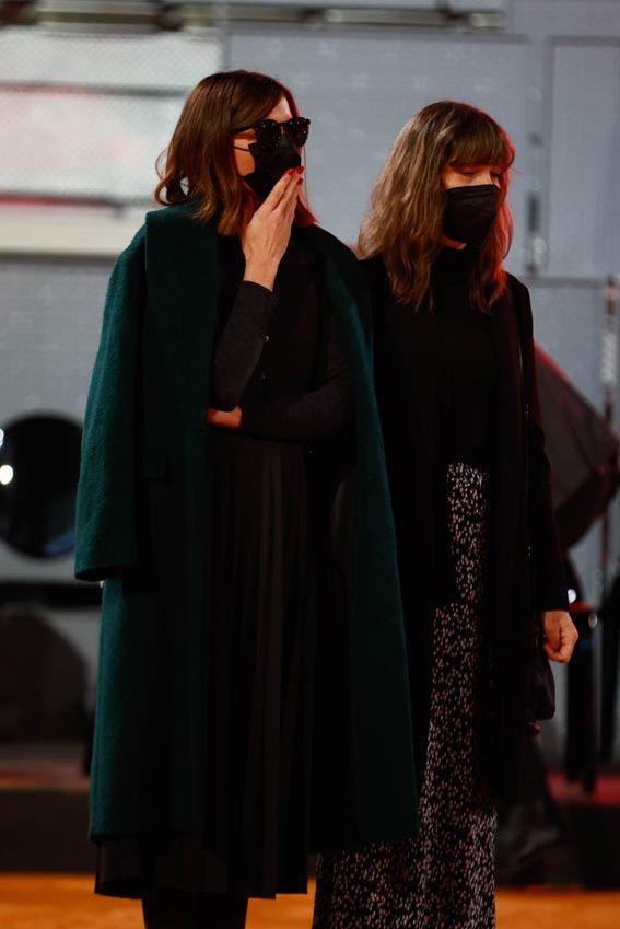 Alba Santana y su hermana Beatriz, capilla ardiente Manolo Santana