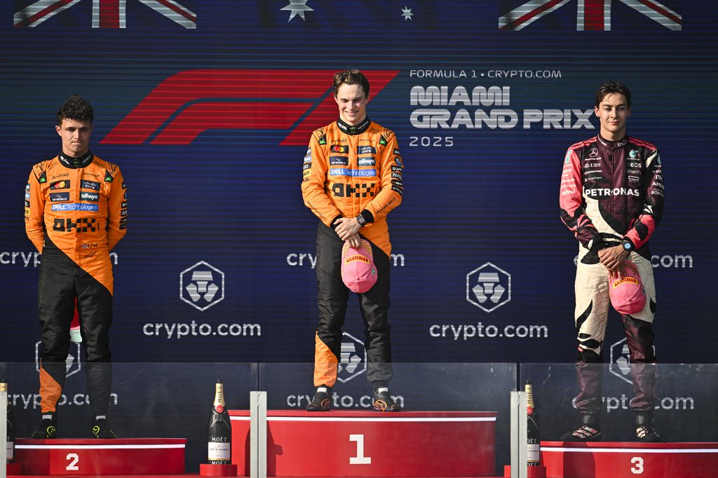 Oscar Piastri celebra su victoria en el GP de Miami junto a su compañero de McLaren, Lando Norris (2.º lugar), y George Russell, de Mercedes (3.º), en el podio del Autódromo Internacional de Miami.