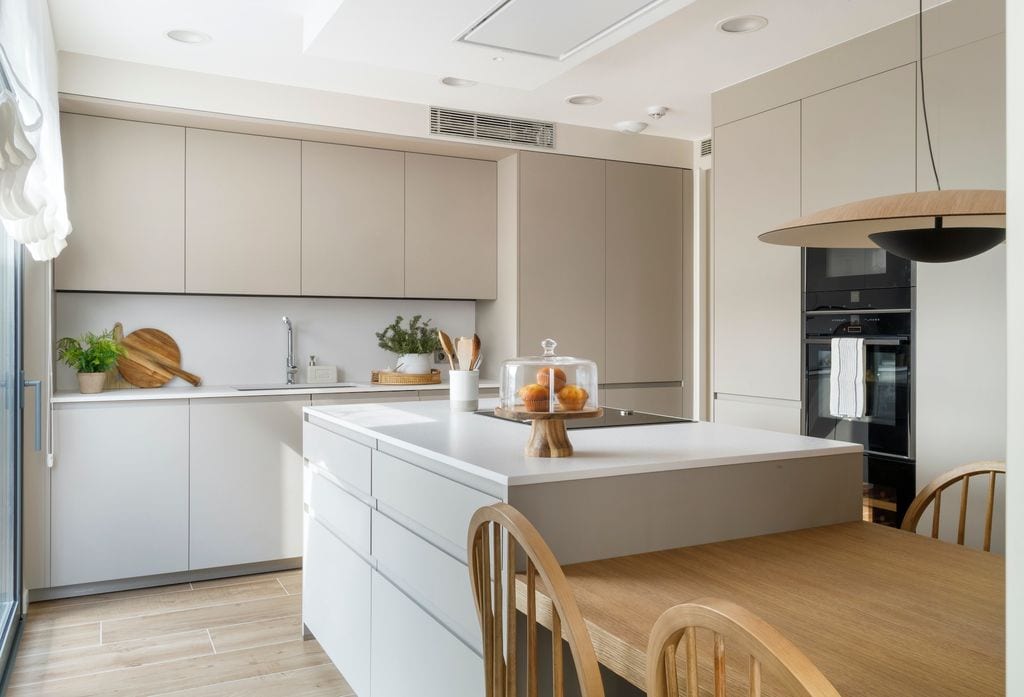 Cocina con muebles con acabado cashmere y blanco. 