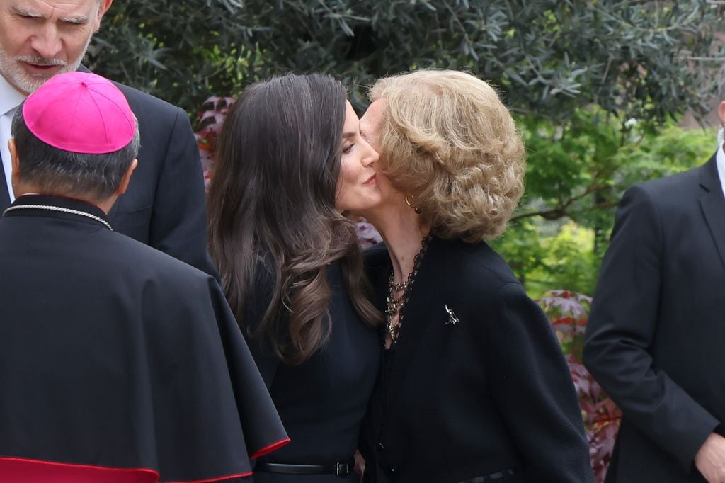 LOS REYES Y DOÑA SOFÍA ACUDEN A FIRMAR EN EL LIBRO DE CONDOLENCIAS TRAS EL FALLECIMIENTO EL PAPA FRANCISCO