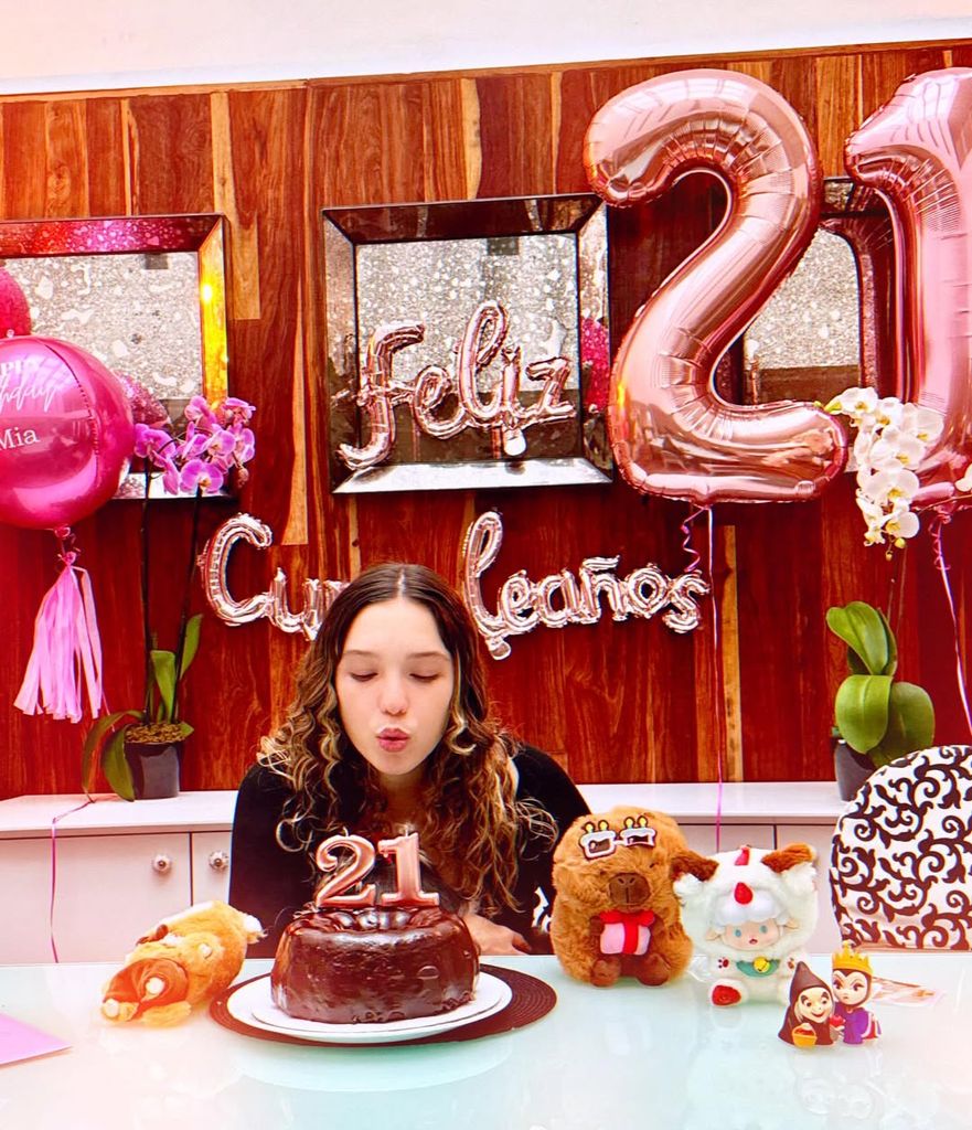 Como es la tradición, Mía sopló las velitas de su pastel de cumpleaños.