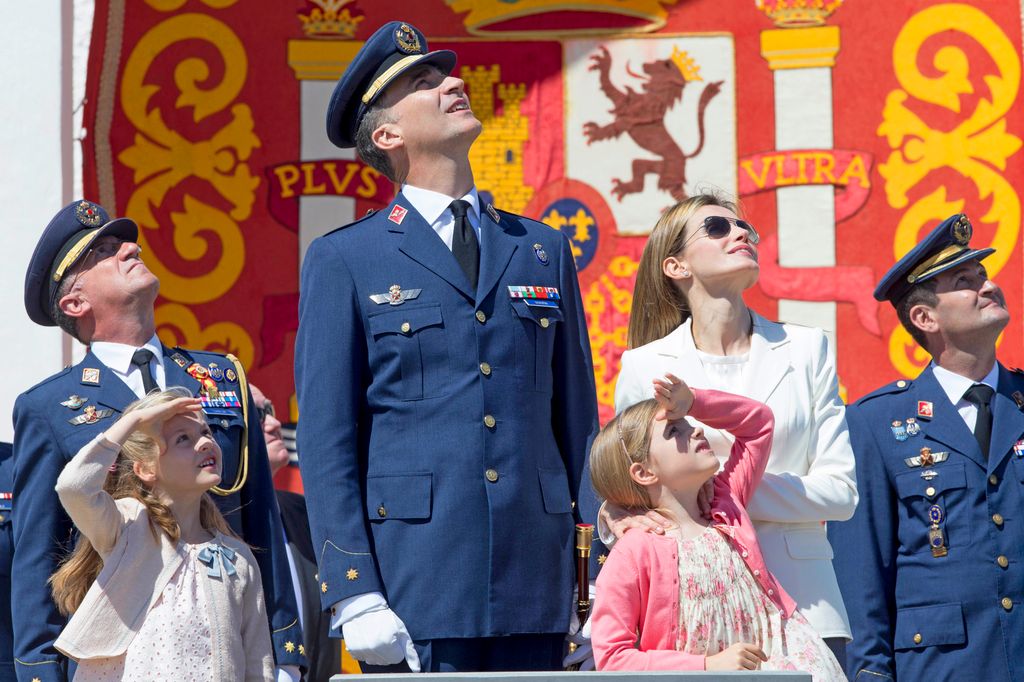 LOS PRINCIPES DE ASTURIAS, FELIPE DE BORBON Y LETIZIA ORTIZ CON SUS HIJAS LAS INFANTAS LEONOR Y SOFIA DURANTE EL ACTO CONMEMORATIVO DEL 25 ANIVERSARIO DE LA ENTREGA DE DESPACHOS DE TENIENTE A LA 41 PROMOCION DE LA ACADEMIA GENERAL DEL AIRE EN SAN JAVIER, MURCIA en mayo de 2014 en San Javier, Murcia 