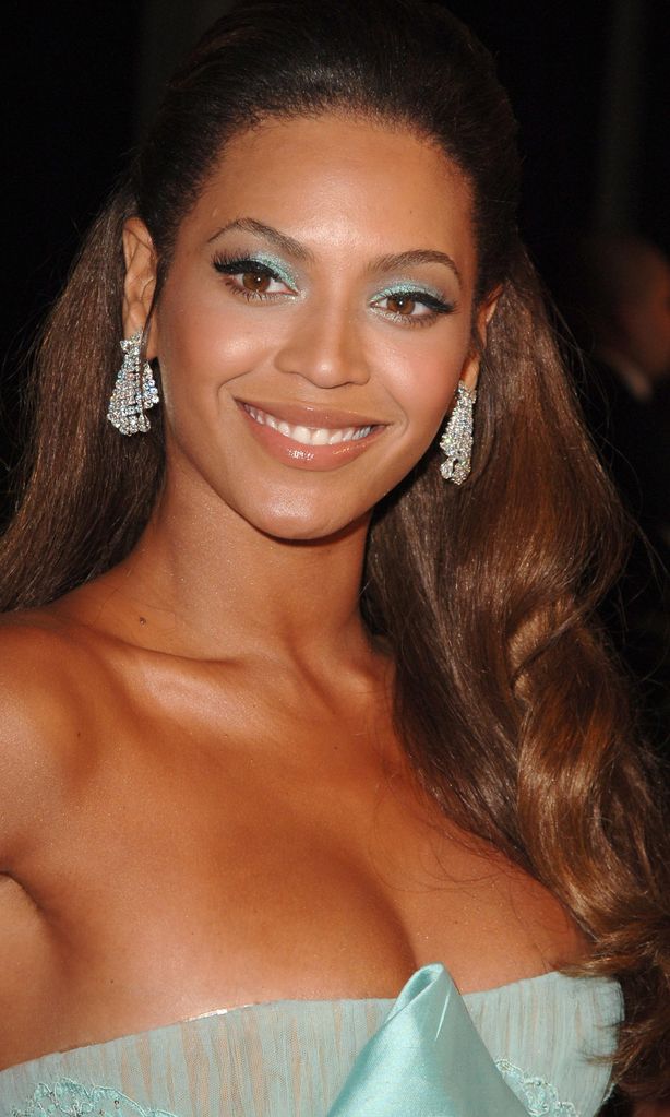 beyonc ha sumado las sombras de colores pasteles a sus beauty looks