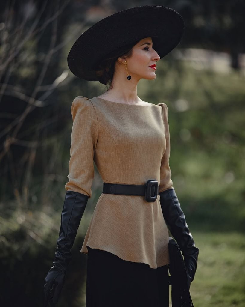 Sandra Majada con look de invitada de boda con guantes