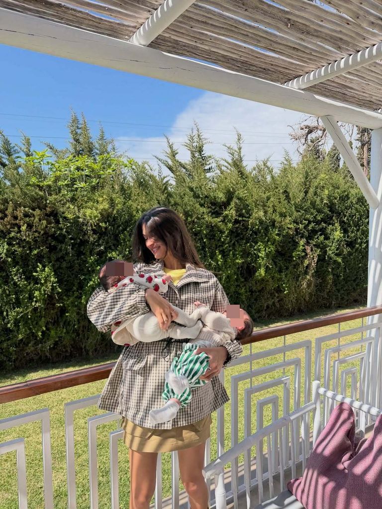 Estela, con Luca y Liah en Marbella