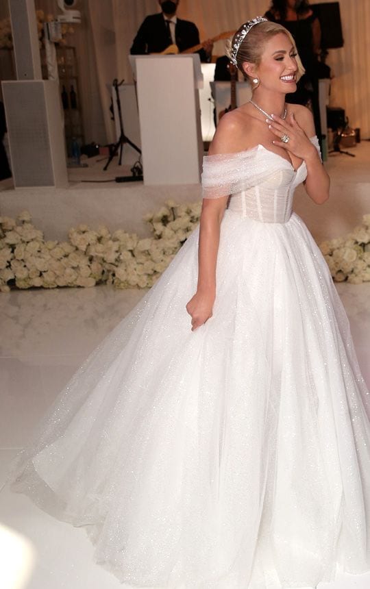 Paris Hilton revela que compró hasta 45 vestidos de novia para su boda con Carter Reum