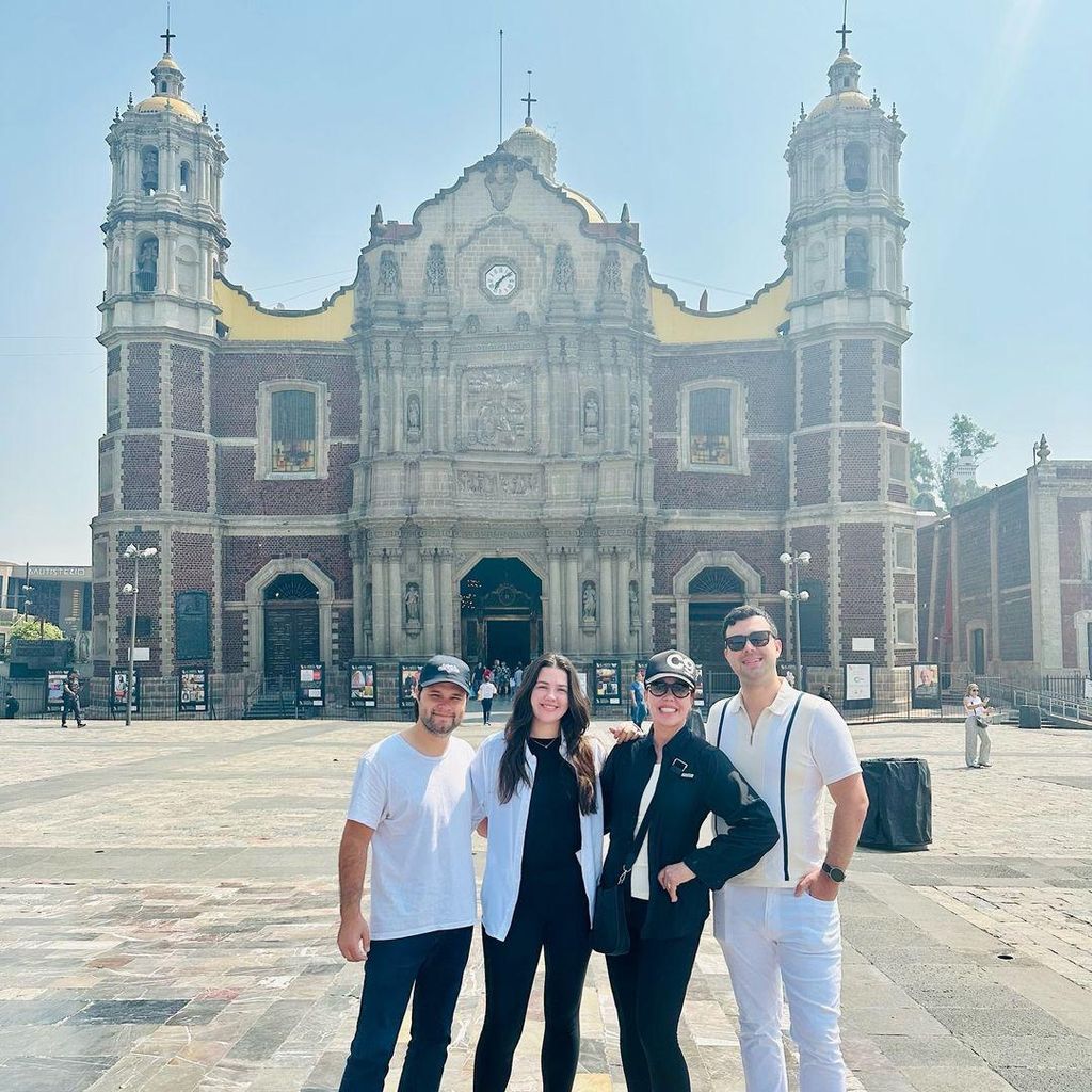 mar a celeste arrar s y sus hijos en la bas lica de guadalupe