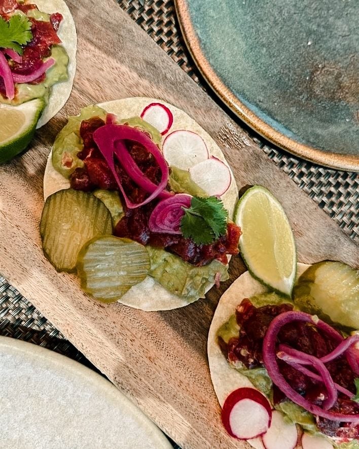 En Sunahra Beach Club, ubicado junto al mar en Motril, destacas la gastronomía gourmet, una coctelería de autor y el relax más exclusivo.
