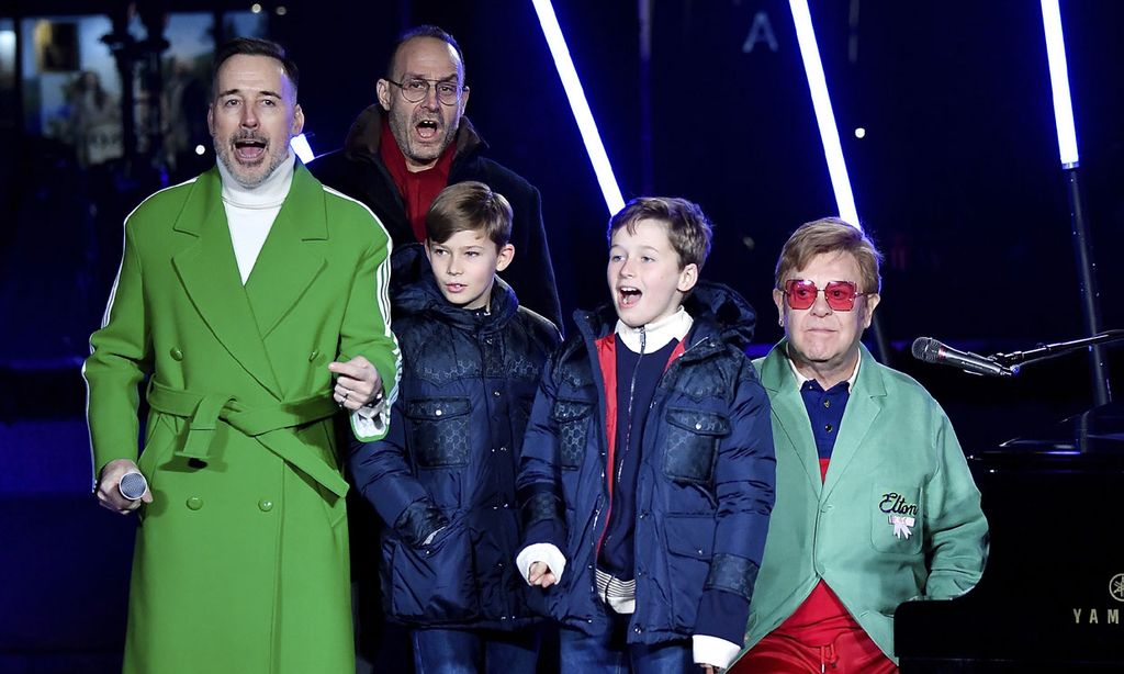 Elton John con David Furnish y sus hijos