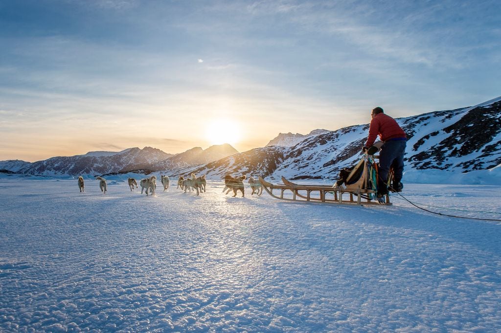 Habitante inuit de Groenlandia, en un trineo tirado por perros, sobre el hielo
