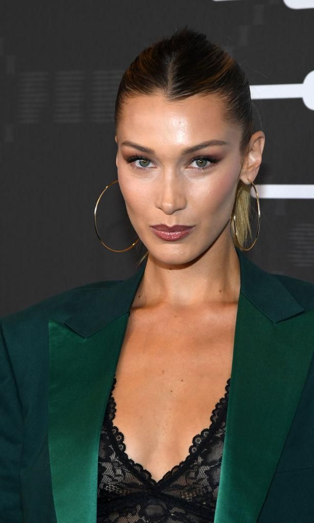 Bella Hadid con cabello recogido y maquillaje efecto glow