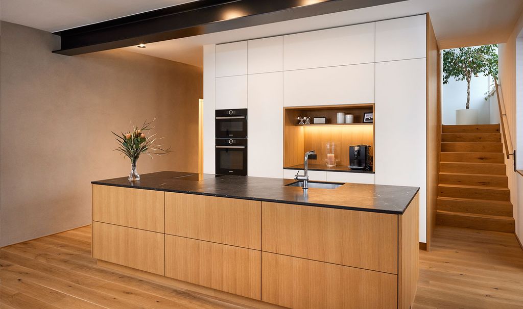 Cocina con columna de horno y microondas