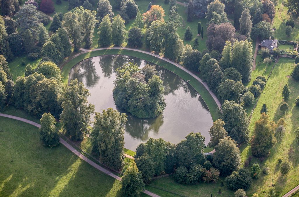 Una vista aérea del Lago Oval de Althorp, donde se encuentra la tumba de la princesa Diana
