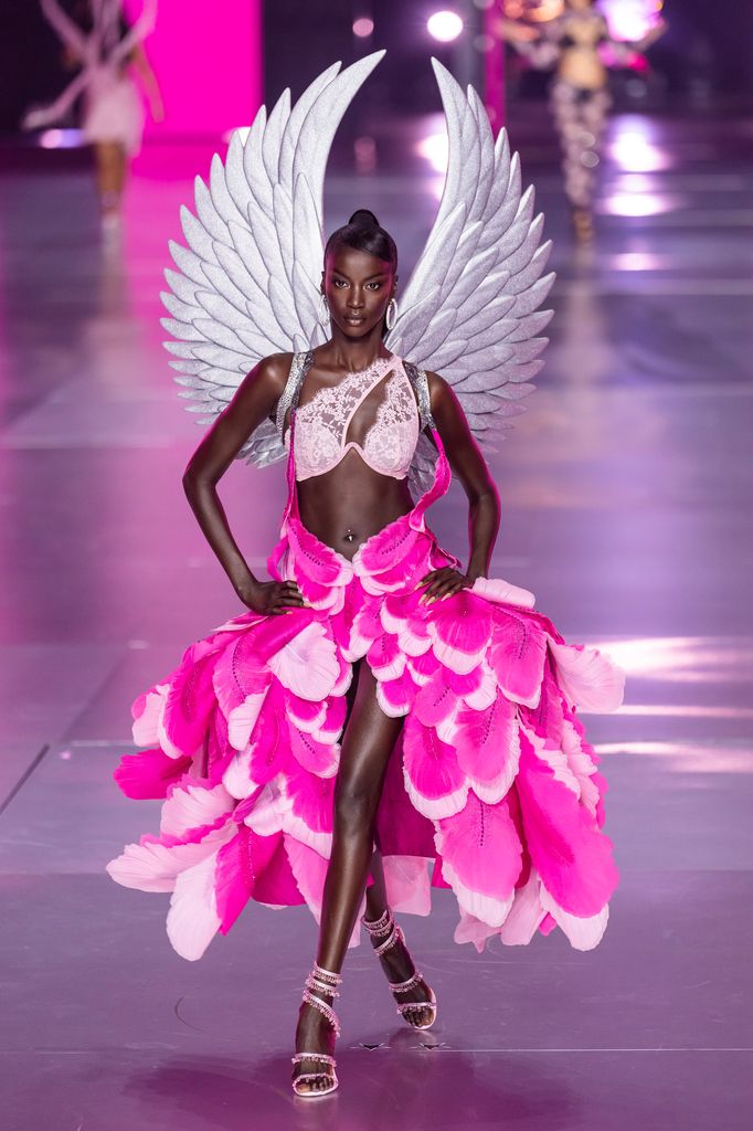 Anok Yai walks sobre la pasarela del Victoria's Secret Fashion Show 2024