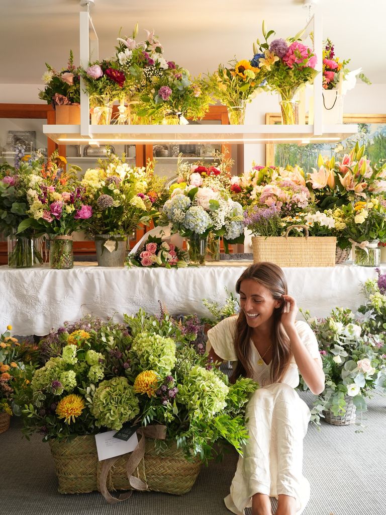 Ramos de flores en pedidas de mano