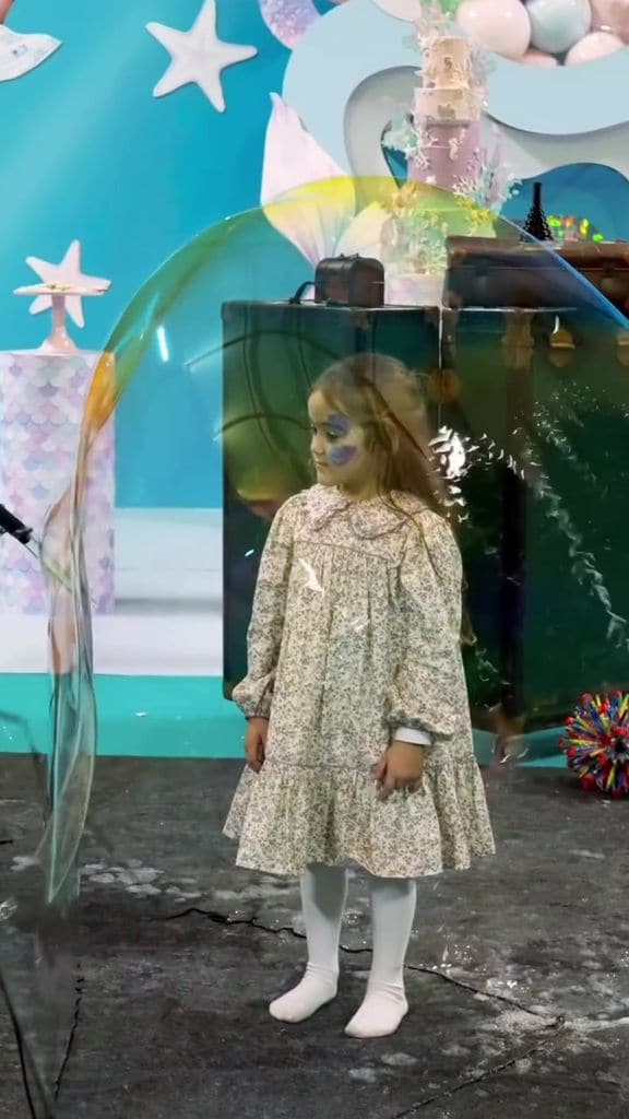 Blu Jerusalema se divirtió en su fiesta jugando con burbujas.