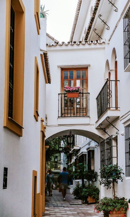 Calles blancas del encantador casco antiguo de Marbella.