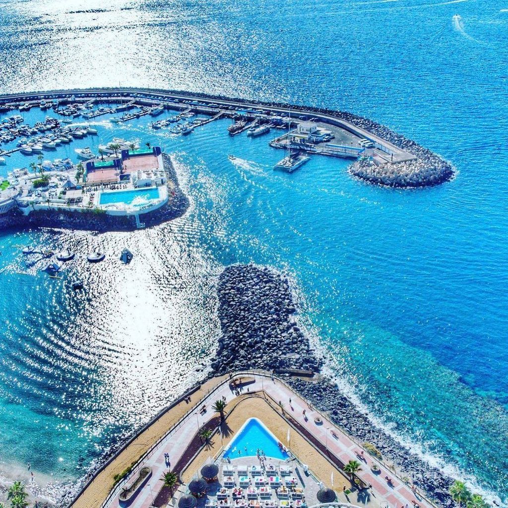 Situado en Playa de las Américas, Kaluna es uno de los beach club más exclusivos de Tenerife.