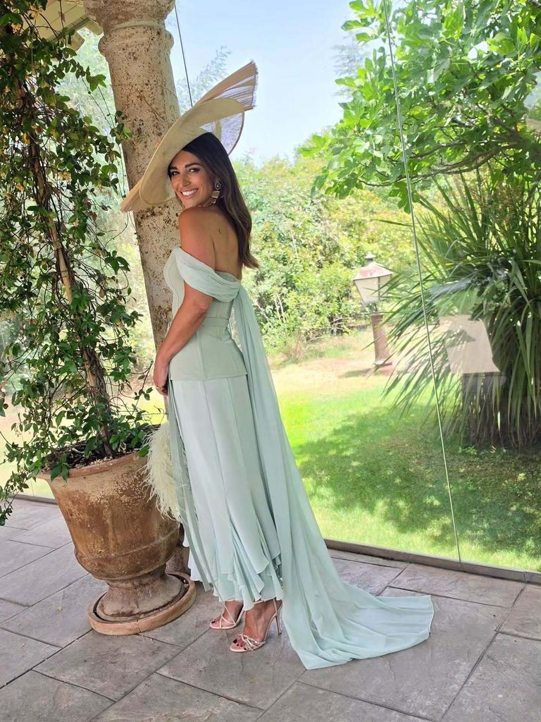 Paula Echevarría con vestido menta y tocado en la boda en Madrid de Ingrid Sanz Asensio e Ilies Hassaine.