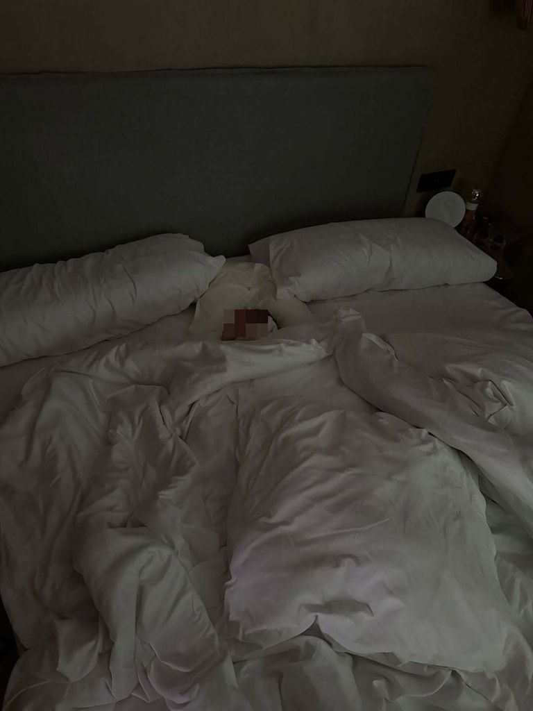 Uno de los bebés, durmiendo plácidamente en la cama de los adultos