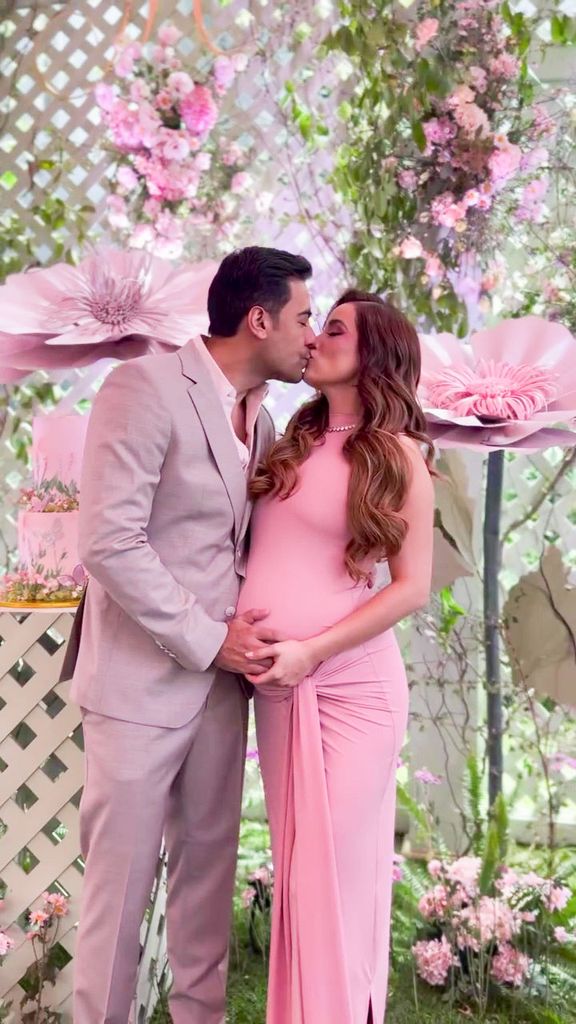 Carlos Ruvera y Cynthia Rodríguez, futuros papás de dos, se fundieron en un romántico beso.