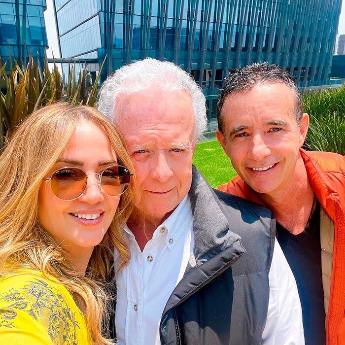 Andrea Legarreta con sus papá y su hermano