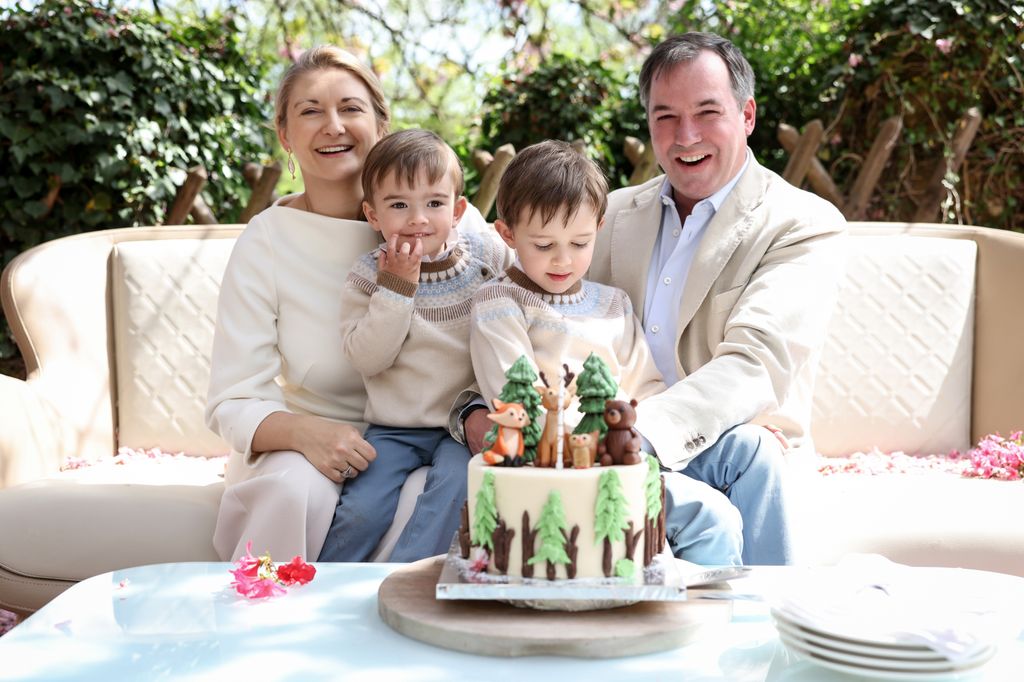 Guillermo y Stéphanie, con sus dos hijos