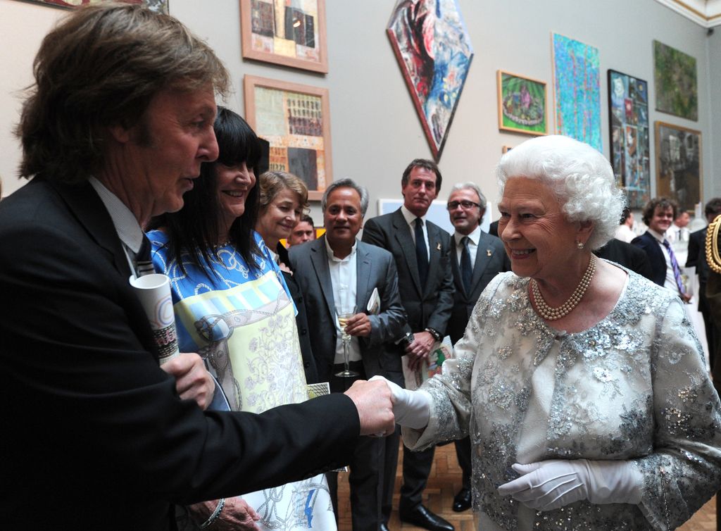 Isabel II con Paul McCartney en 2012 en Londres