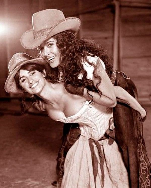 Salma Hayek y Penélope Cruz en 'Bandidas'