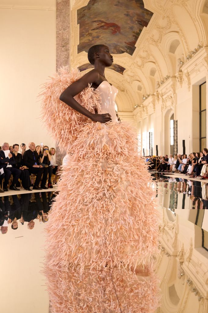 Tras reconciliarse con Taylor Swift para su boda, Karlie Kloss aterriza en París para Schiaparelli una colección inspirada en Gaudí