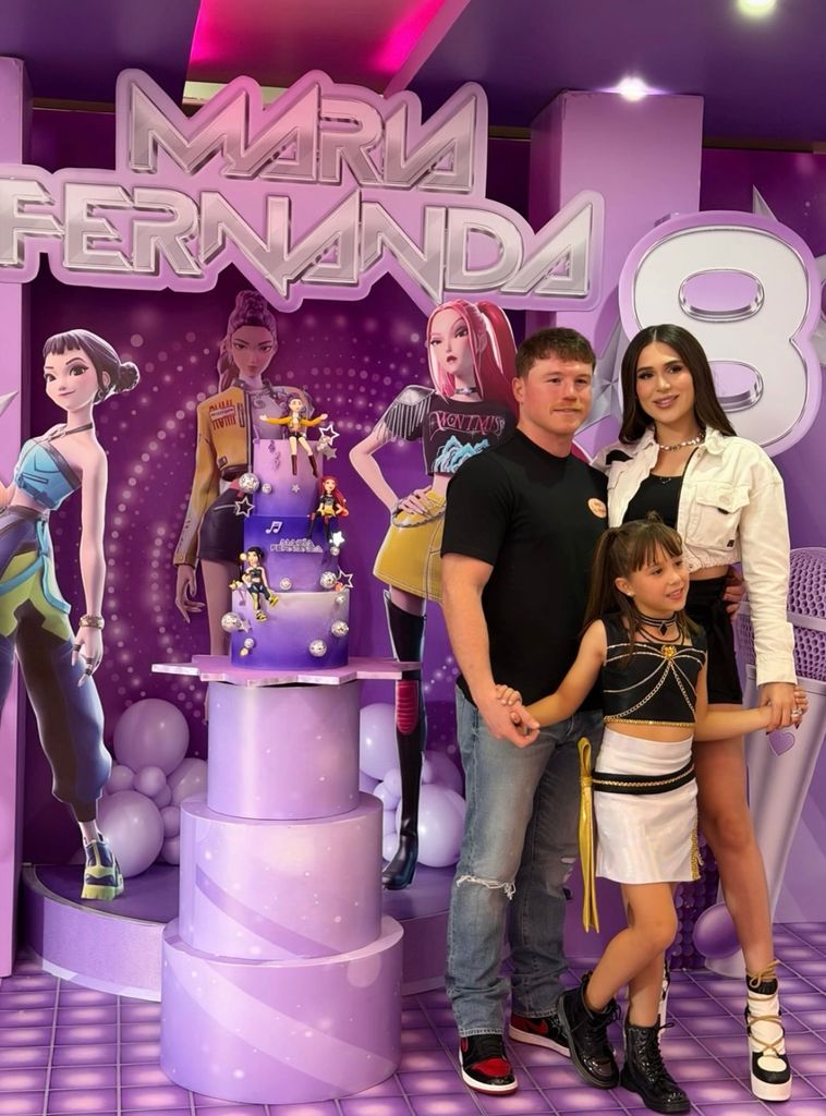 Fernanda Gómez, mamá de la cumpleañera, también se inspiró en la estética del K-Pop para elegir su outfit.