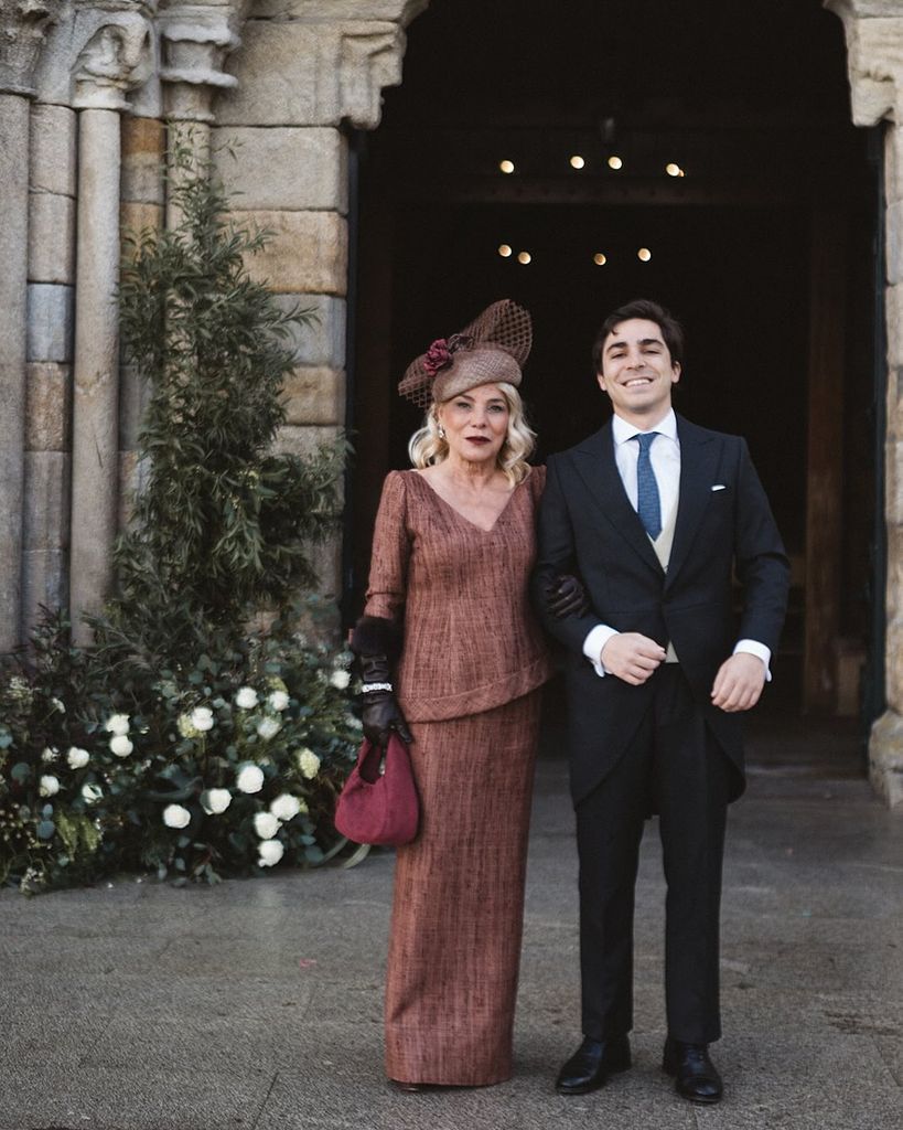 Vestido de madrina de Alpoydel en marrón y tocado