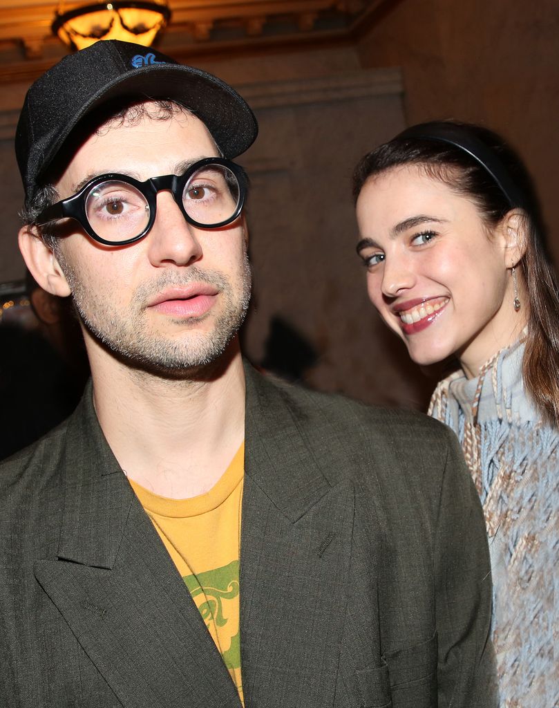 Jack Antonoff y Margaret Qualley posando en la noche de estreno de "Buena Vista Social Club"