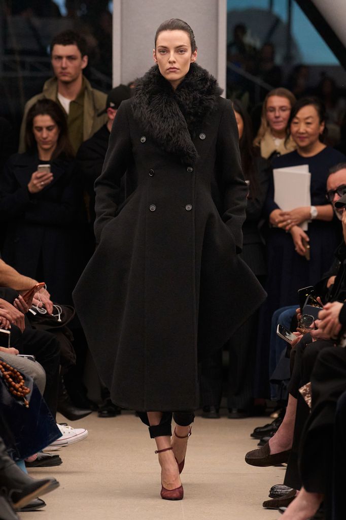 Aún con volumen, las curvas femeninas, siguen ahí.