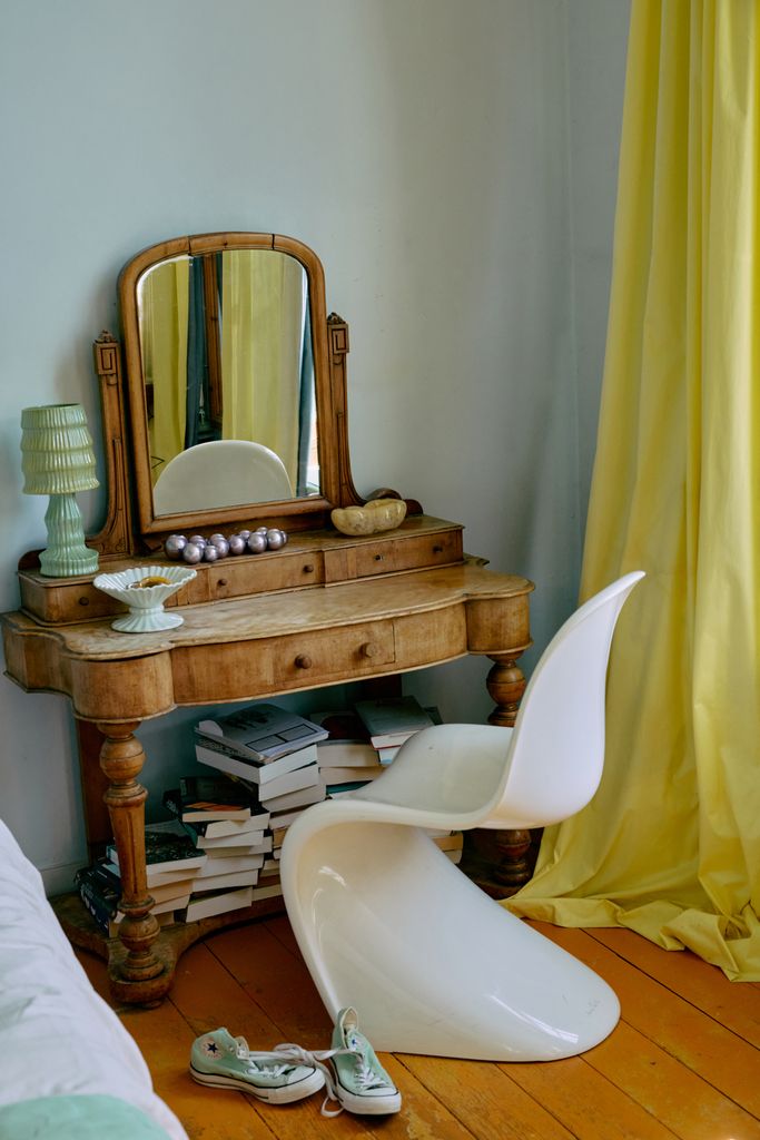 Tocador de estilo clásico con silla de diseño