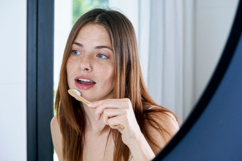 El error de lavarte los dientes justo después de tomar café