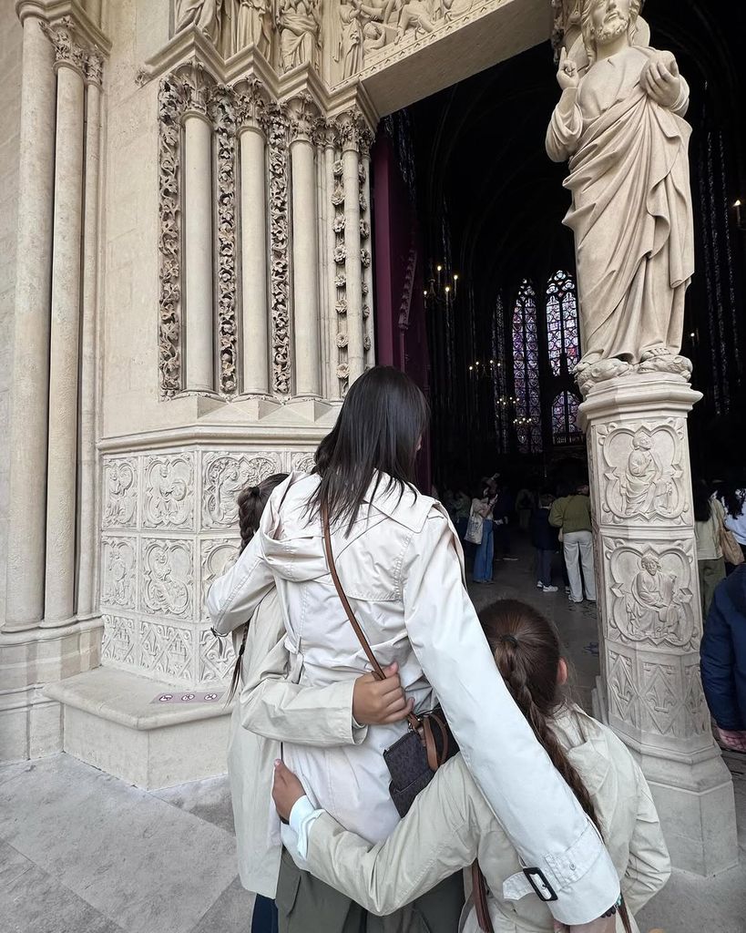 Patricia Pardo con sus hijas en París