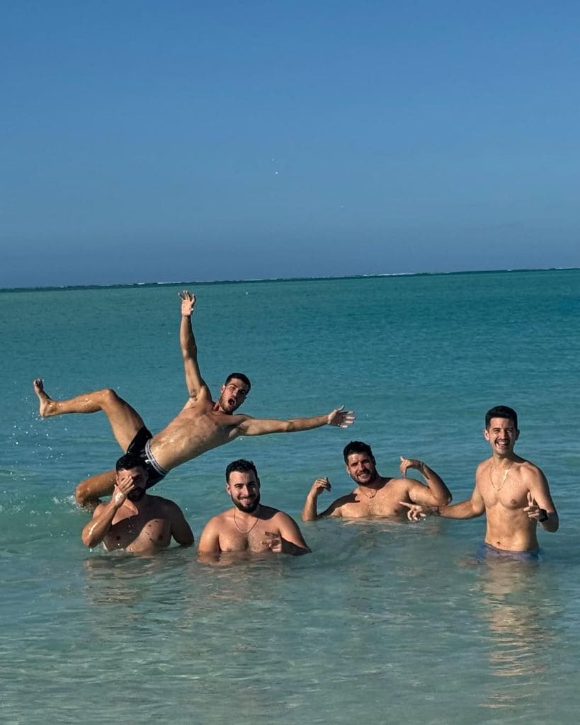 El atleta con sus amigos de vacaciones