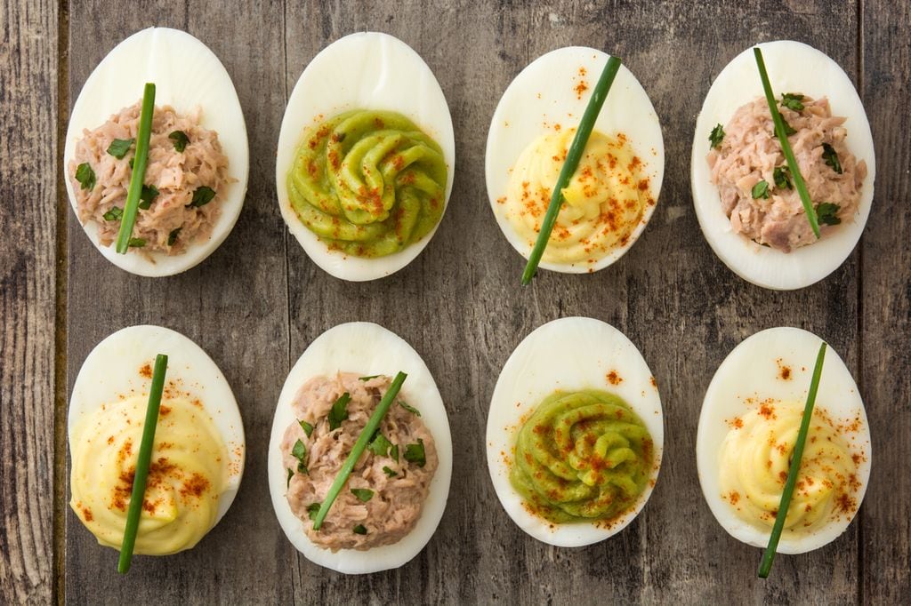 Podemos hacer también una versión de mousse de aguacate para rellenar los huevos y ponerles por encima el atún.